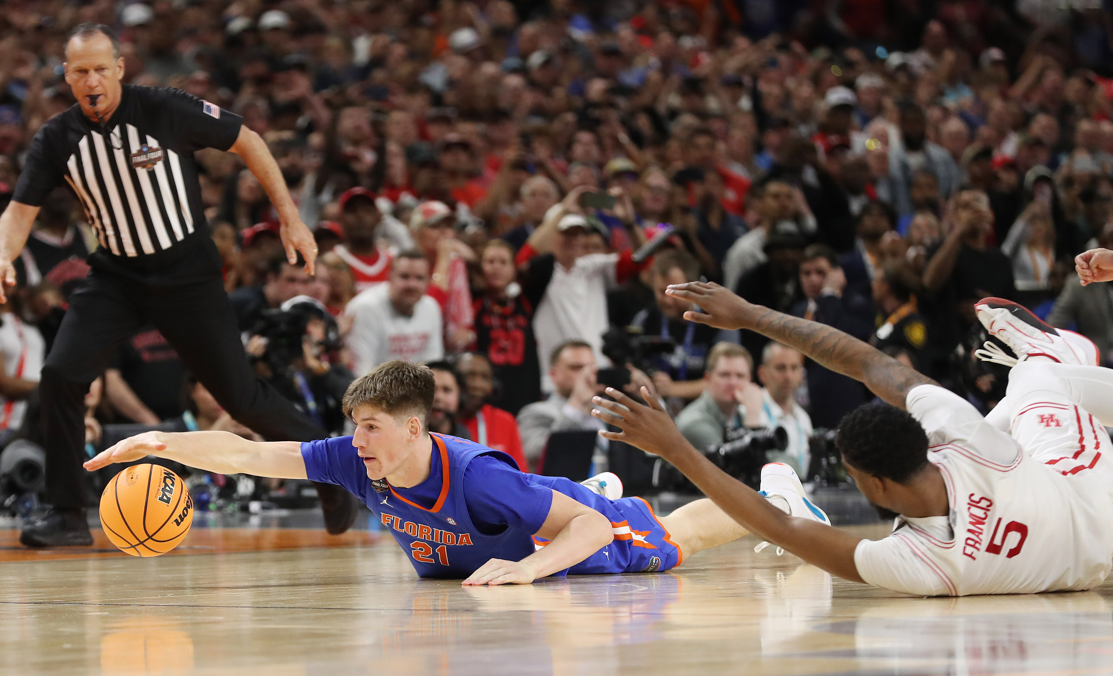 Florida forward Alex Condon dives for the ball on the...