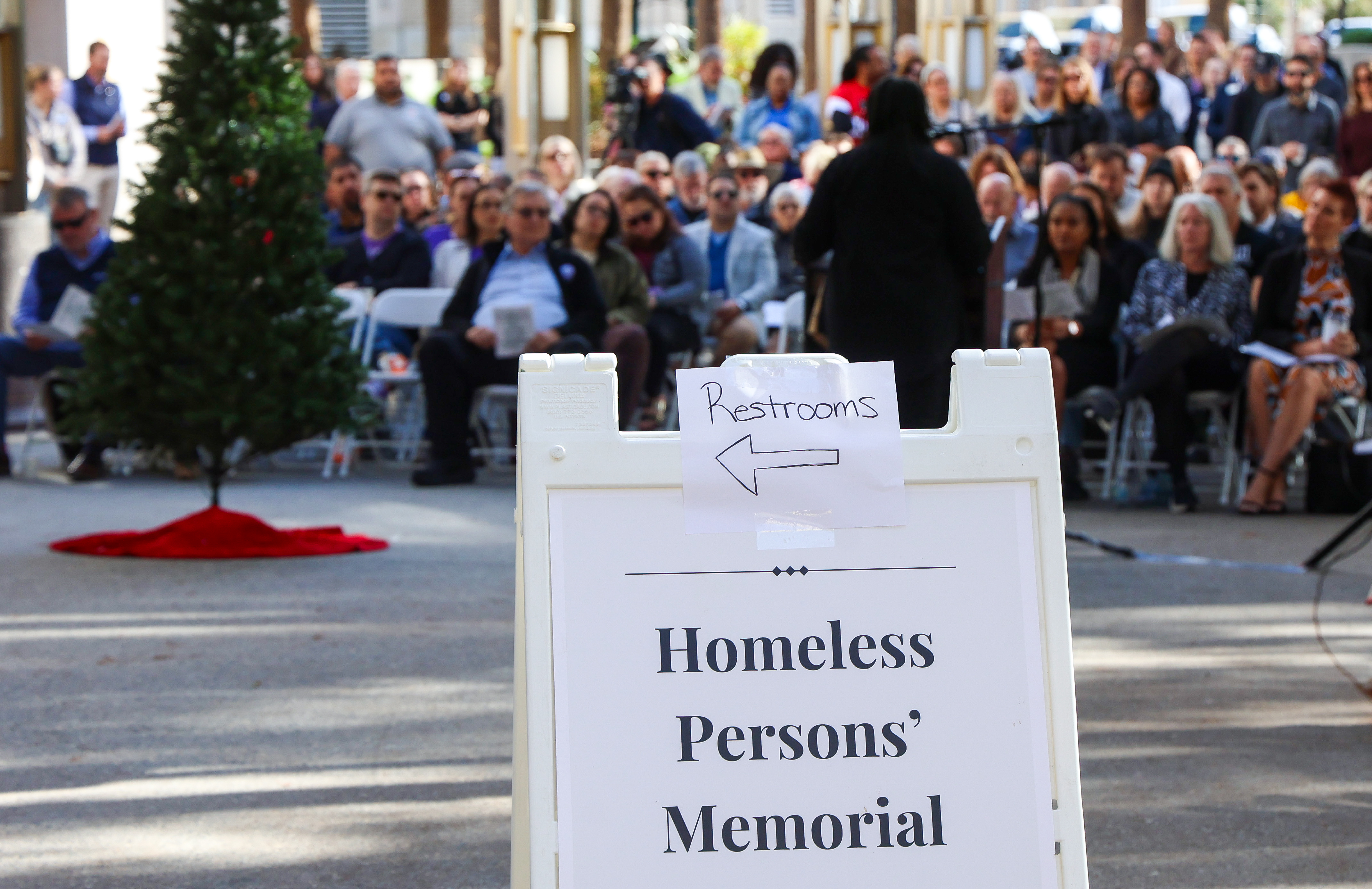 REMEMBERING THE HOMELESS â Guests gather in Heritage Park for...