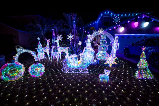 The home at 709 Wechsler Circle in Orlando features decorations that resemble ice and a cool light background on Dec. 15, 2025. (Patrick Connolly/Orlando Sentinel)