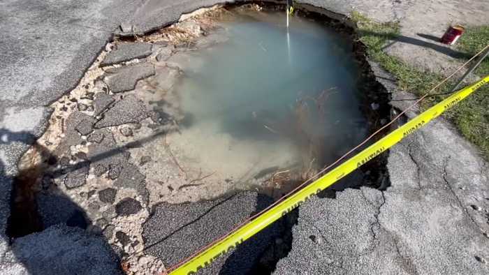 Westside residents without water for 4 days decry lack of communication as apartment complex deals with sinkhole