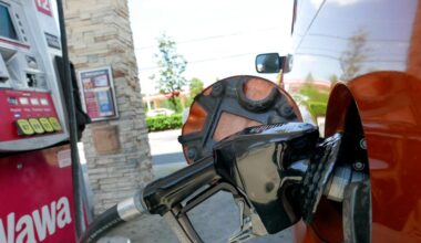 AAA: Florida gas prices drop by 10 cents over a week; experts say decline may not last