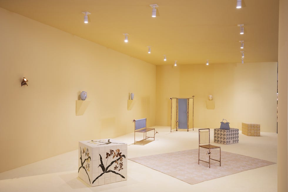 Interior space showcasing contemporary furniture and decorative elements. Interior space showcasing contemporary furniture and decorative elements.