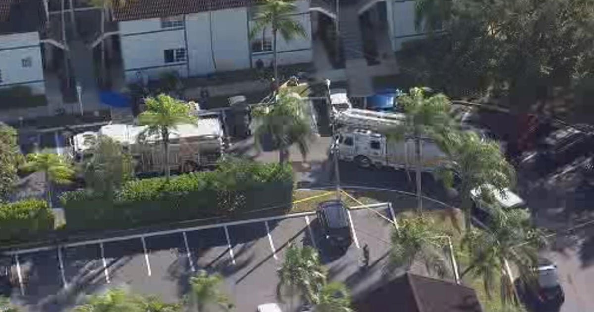 Davie fire leaves at least 1 person dead, officials say