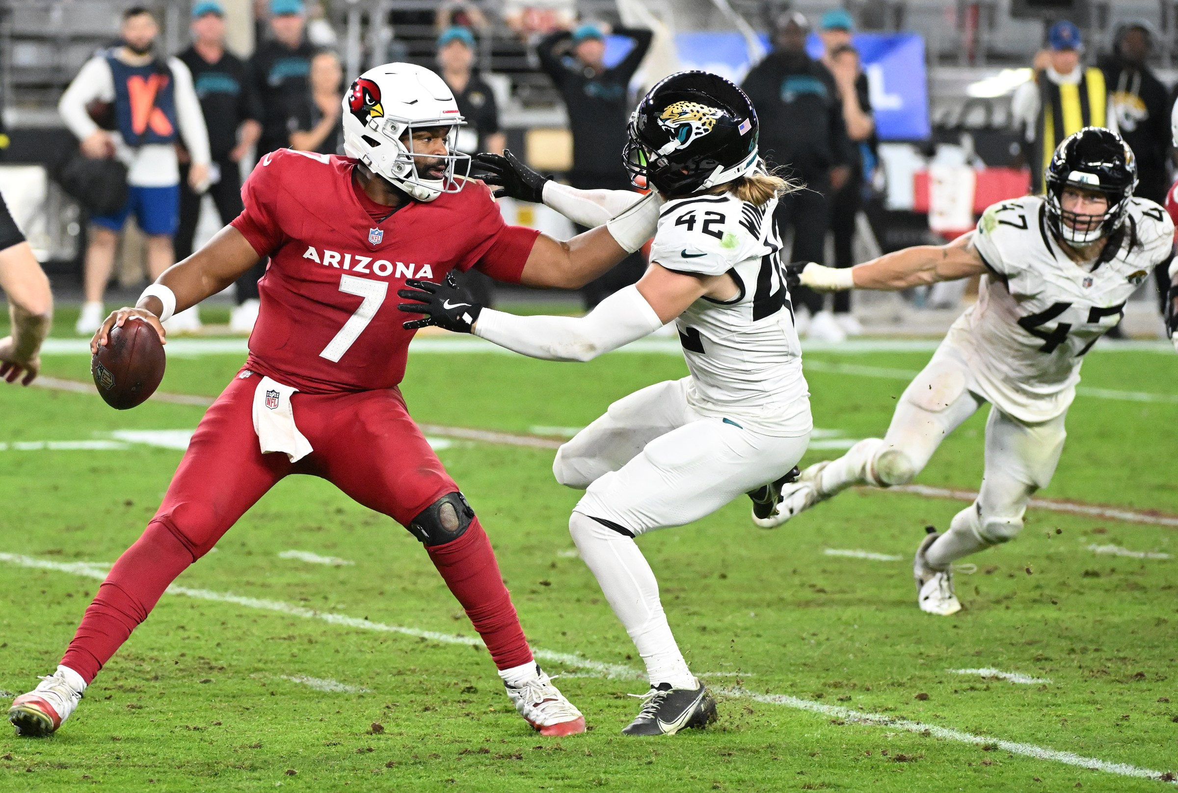 GLENDALE, ARIZONA - NOVEMBER 23: Jacoby Brissett #7 of the Arizona Cardinals stiff arms Andrew Wingard #42 of the Jacksonville Jaguars in the game at State Farm Stadium on November 23, 2025 in Glendale, Arizona. (Photo by Norm Hall/Getty Images)