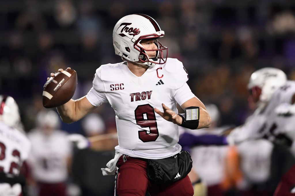 Troy Trojans' Goose Crowder (9) passing the football.