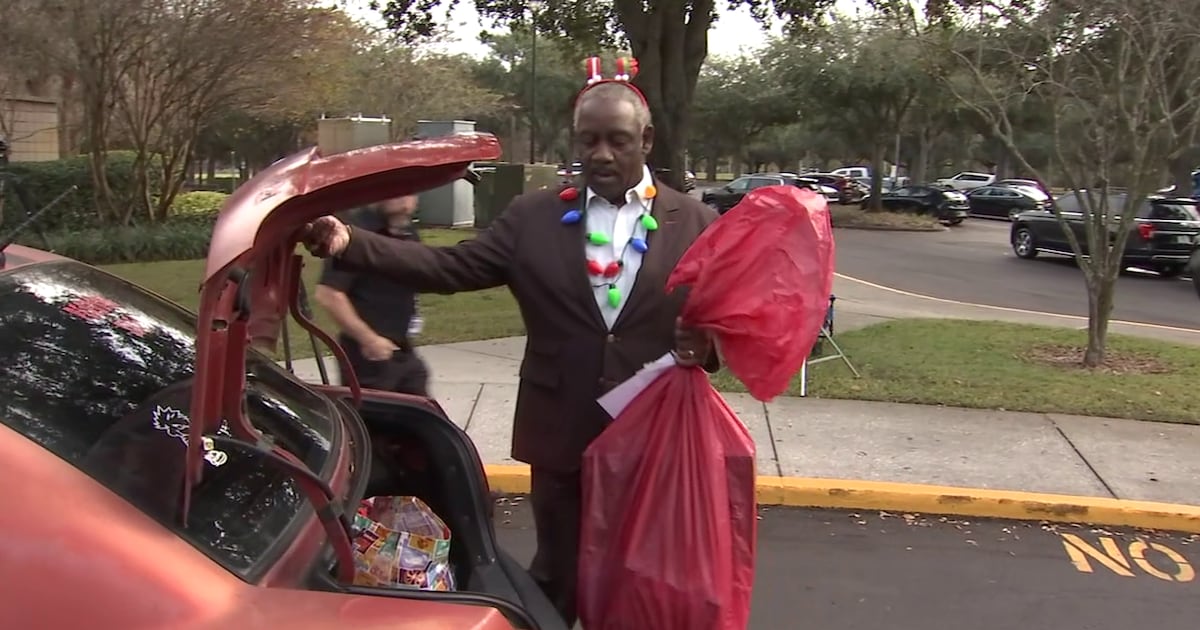 Mayor Jerry Demings distributes record number of toys at Orange County Toy Drive – WFTV