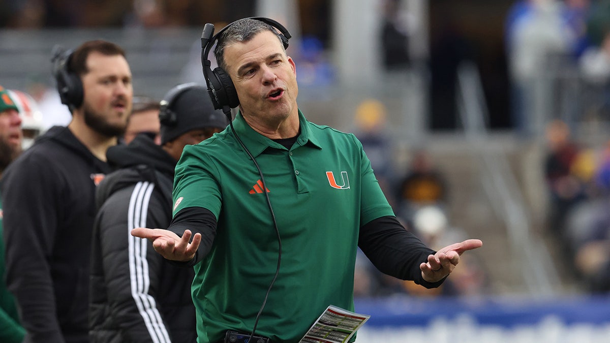 Mario Cristobal appeals to the officials