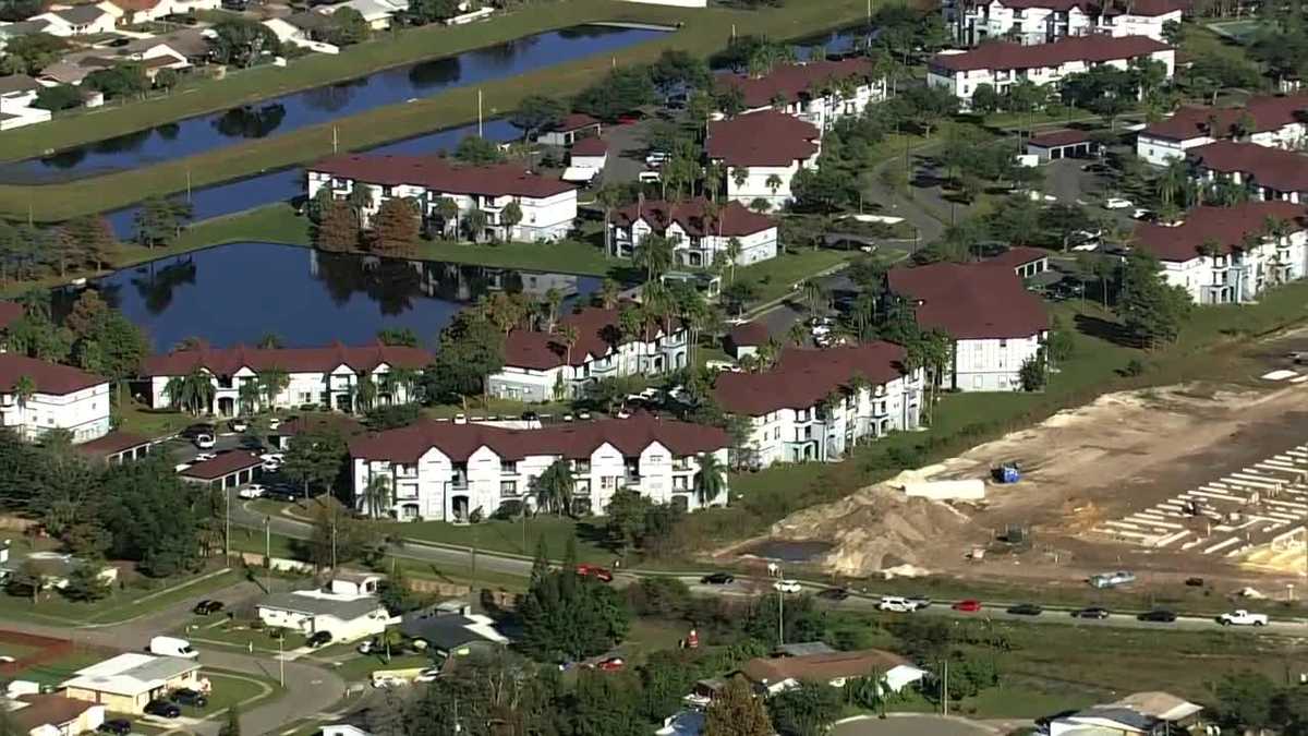 Deputies tape off section outside Orange County apartment complex