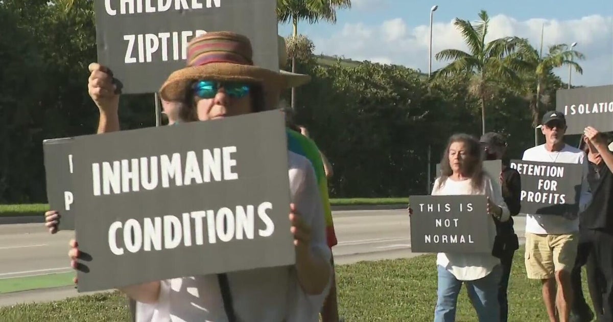 Protesters hold Christmas Day vigil outside Broward immigration detention center