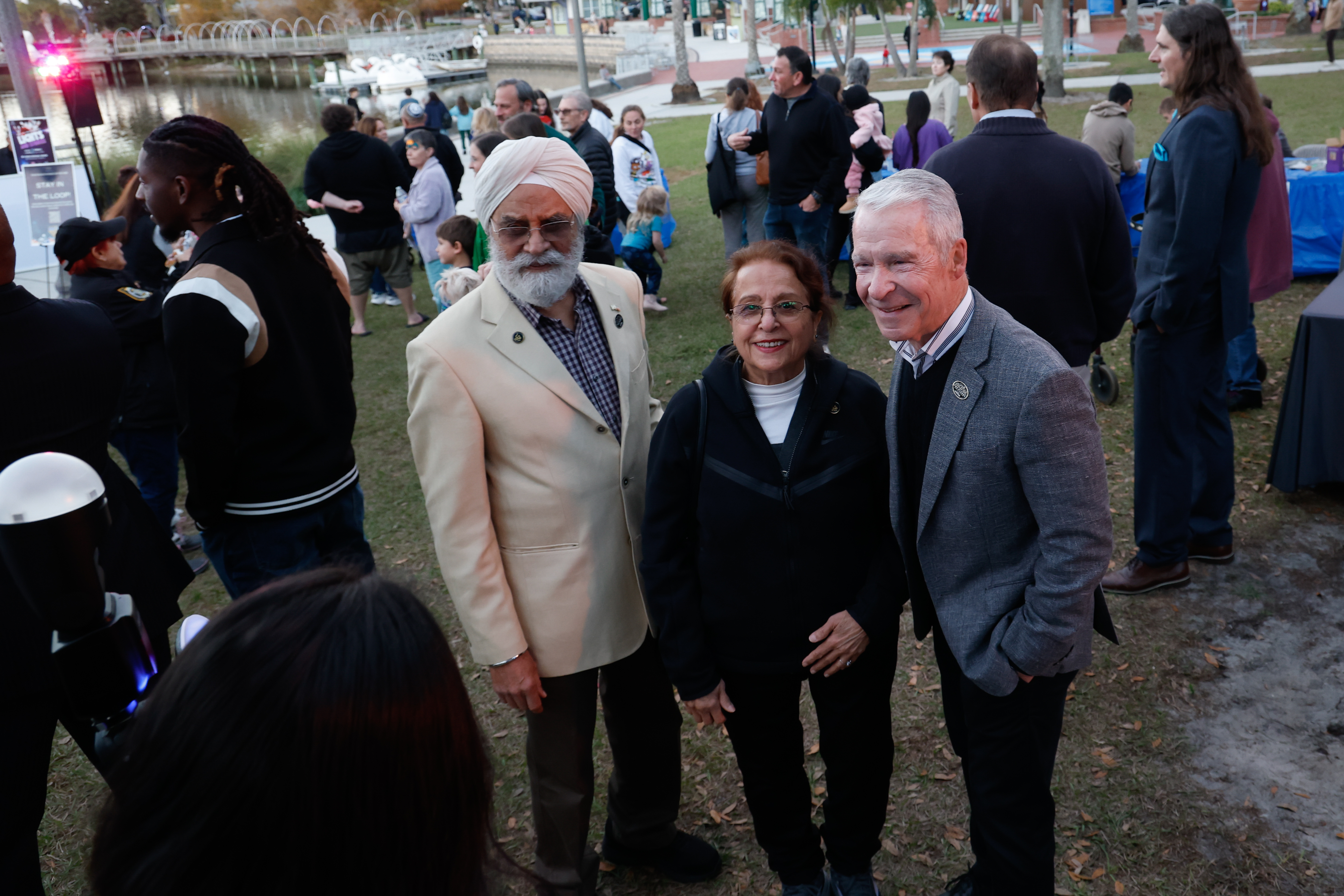 Central Florida Pledge members Dr. Joel Hunter, right, and Jasper...