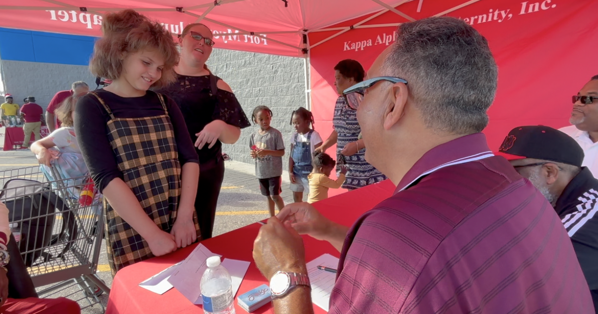 Kappa Alpha Psi alumni chapter distributes gift cards to families in need