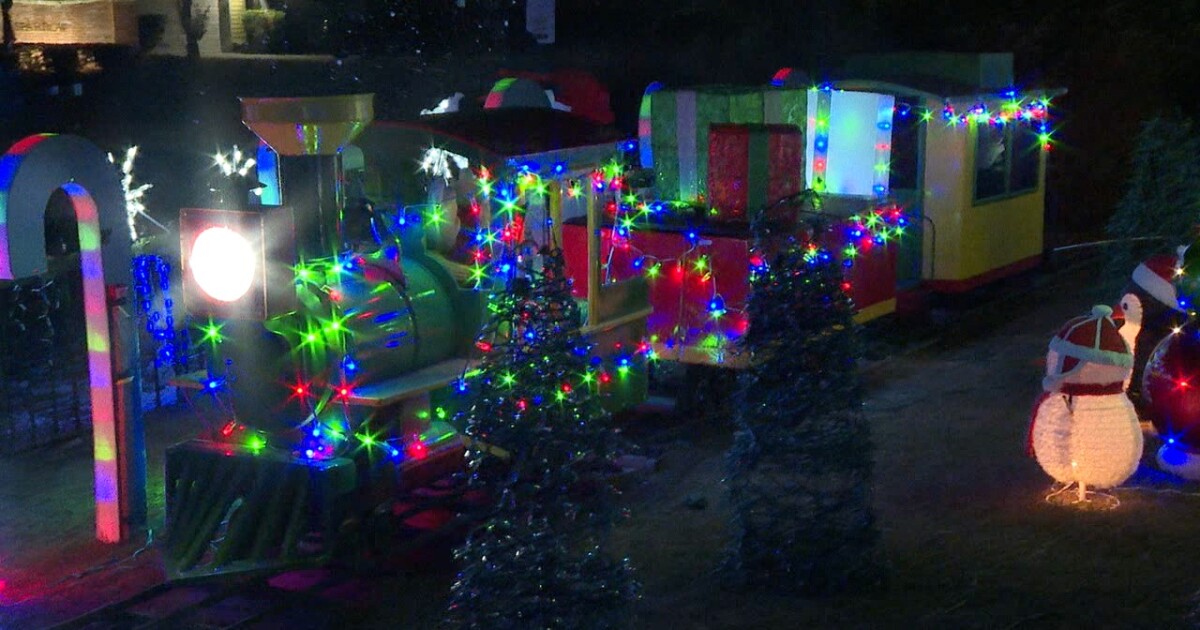Mr. Christmas' display bringing Christmas joy in Crawfordville this season