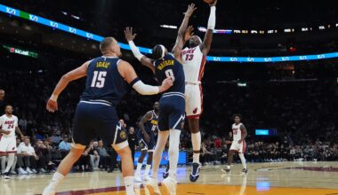 Nuggets' Jokic appears to hurt left knee, limps off court in Miami