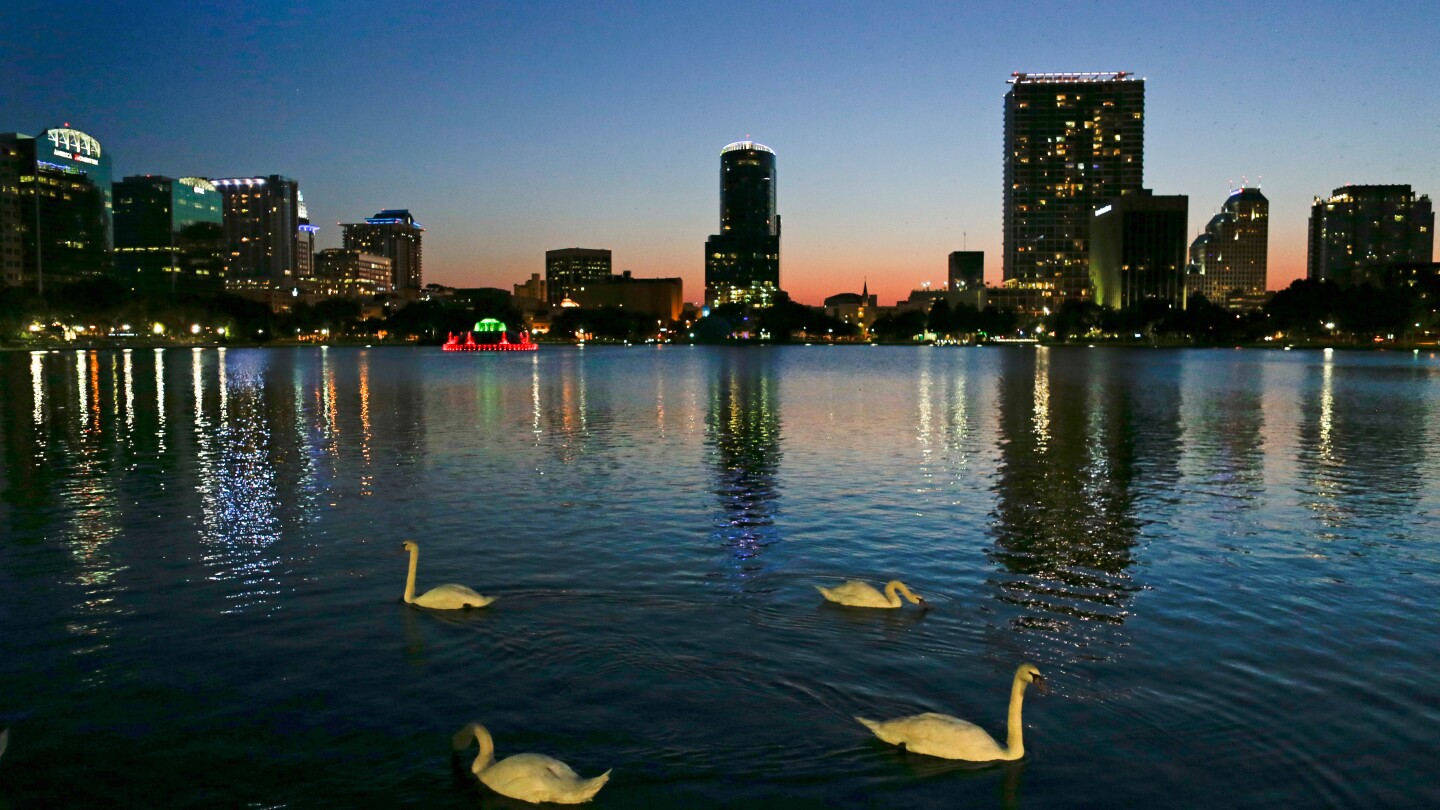 Orlando's iconic swans at Lake Eola die suddenly, bird flu suspected