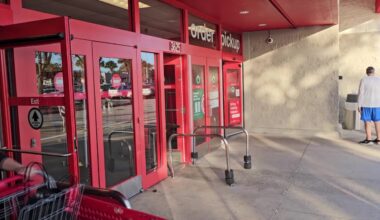 Christmas Eve hours: what's open, what's closed and how shoppers are spending