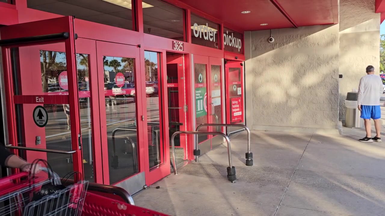 Christmas Eve hours: what's open, what's closed and how shoppers are spending