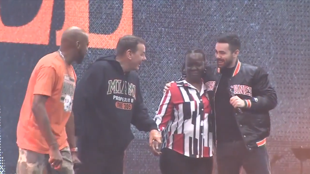 First Baptist Church in Fort Lauderdale gives away national championship tickets to lucky churchgoer - WSVN 7News | Miami News, Weather, Sports