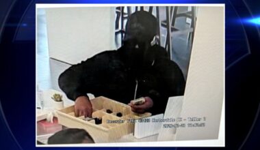 FBI seeks information on subject accused of robbing Fort Lauderdale bank - WSVN 7News | Miami News, Weather, Sports