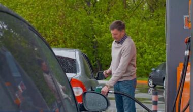 Florida gas prices drop slightly after sharp increase