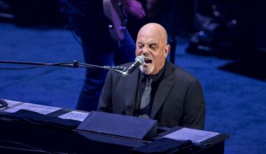 Billy Joel surprises fans with live performance in Florida
