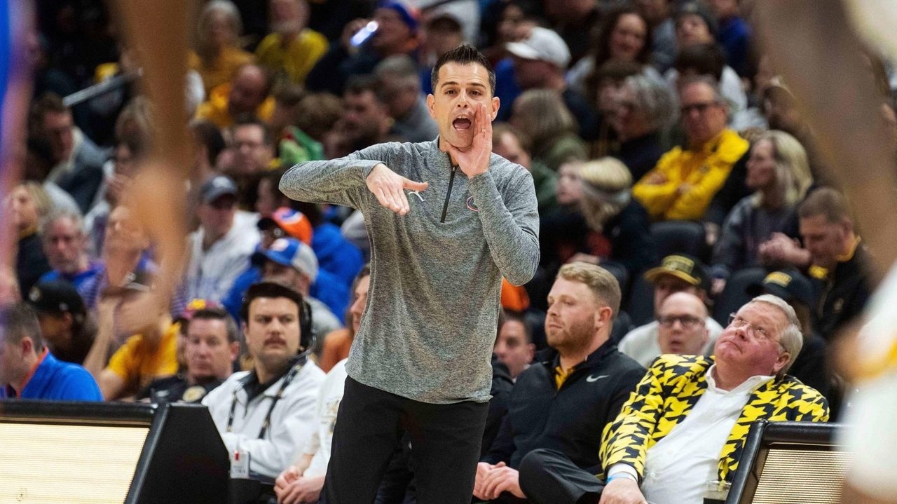 Shooting slump drags defending national champion Florida out of college basketball poll