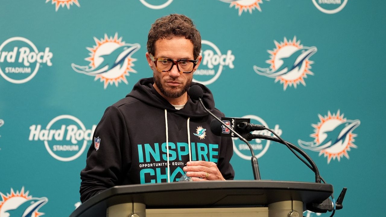 Dolphins fire Mike McDaniel after 7-10 season in which Miami missed playoffs for a 2nd straight year
