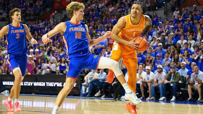Tennessee guard Amari Evans (1) drives on Florida forward Thomas...