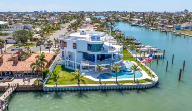 ‘Blastproof’ Curving Glass Mansion on Treasure Island, Florida, Heads to Auction