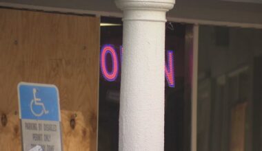 Smoke shop owner scares off burglars in Fort Lauderdale