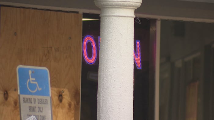 Smoke shop owner scares off burglars in Fort Lauderdale