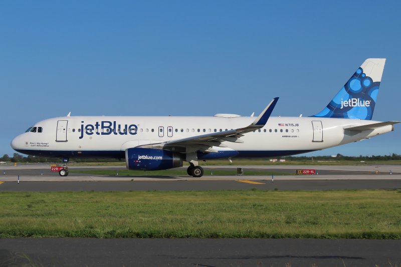 JetBlue flight makes emergency landing after engine failure