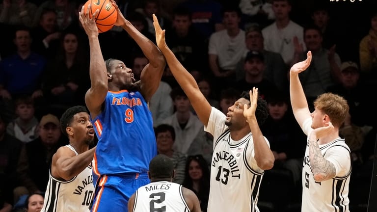 Florida's Rueben Chinyelu (9) puts up a shot over Vanderbilt...