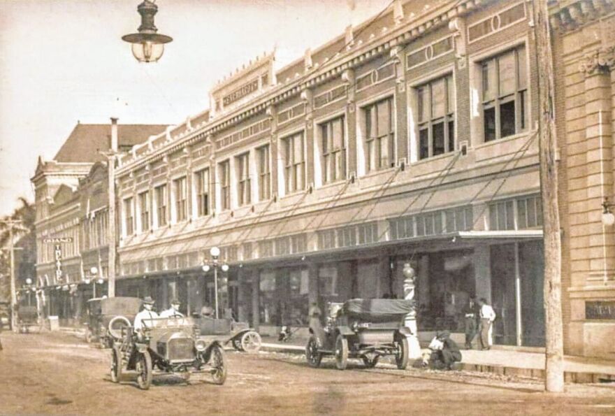 The Earnhardt Building between Hendry and Jackson Streets.