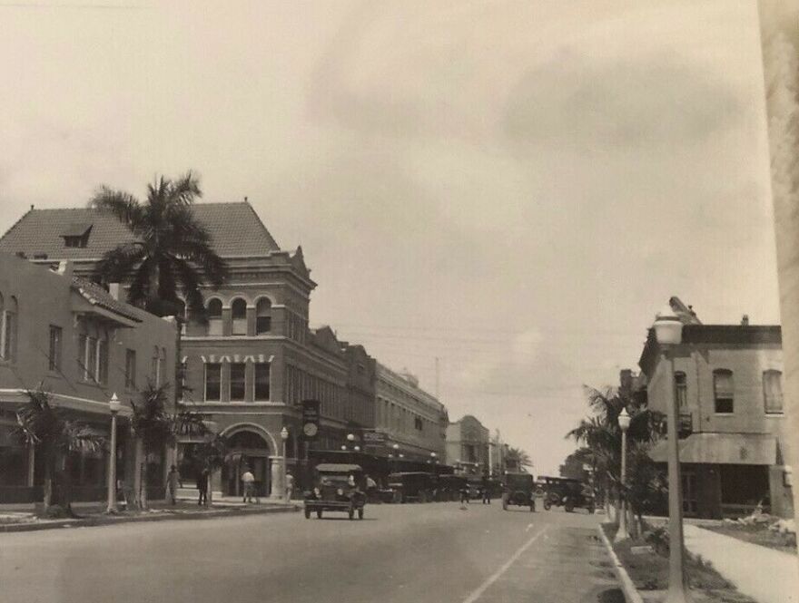 Picture depicting streetlamps that Heitman installed after completing Heitman-Evans Hardware and the Earnhardt Building.