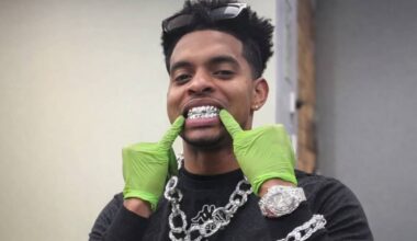 Cuban barber in England shows off "chains, watches, and diamonds" while attending to a client from Miami