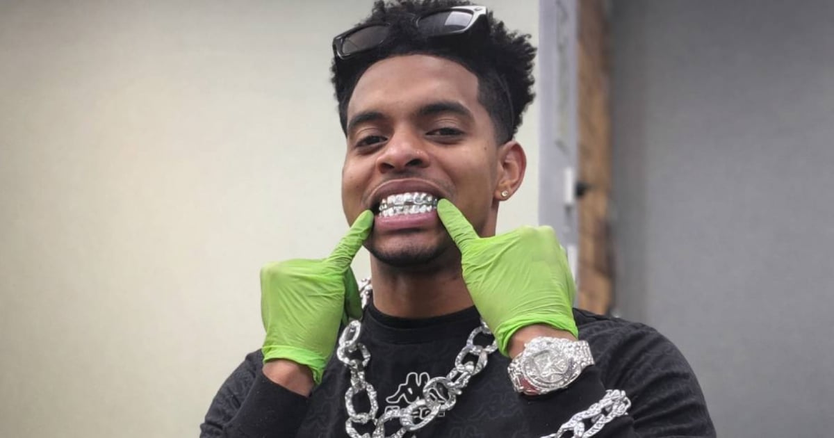 Cuban barber in England shows off "chains, watches, and diamonds" while attending to a client from Miami