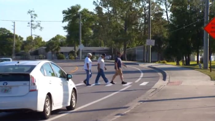 Florida lawmaker pushes for flashing lights at crosswalks to improve pedestrian safety