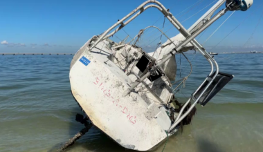 Abandoned sailboat on Sanibel beach sparks neighbor concerns | Lee County