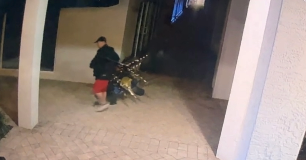 Community rallies around Fort Myers Beach ice cream shop after theft | Lee County