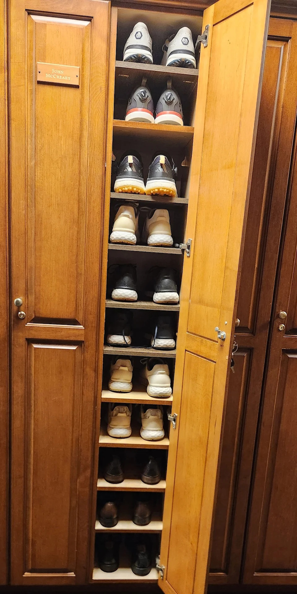 /content/dam/images/golfdigest/fullset/2025/11/shoeguy_closet.jpg