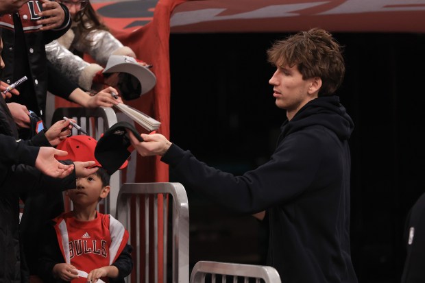 Bulls forward Matas Buzelis signs autographs after warming up for a game against the Magic at the United Center on Jan. 2, 2026, in Chicago. (John J. Kim/Chicago Tribune)