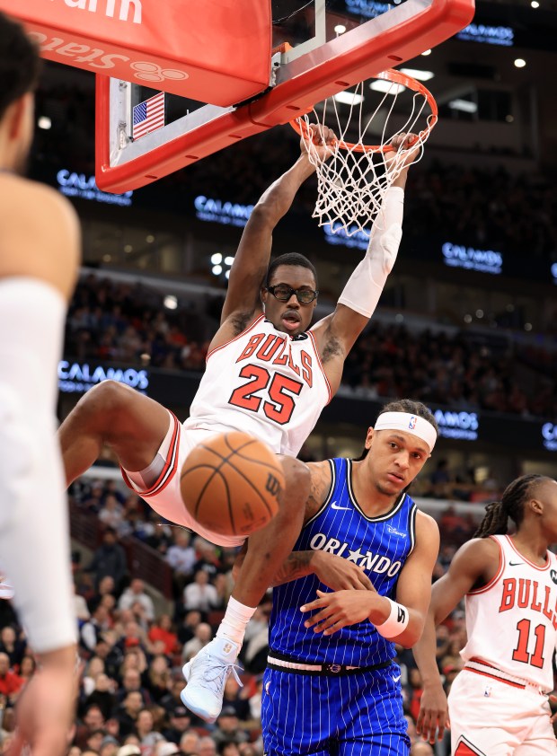 Bulls forward Jalen Smith dunks over Magic forward Paolo Banchero in the first quarter at the United Center on Jan. 2, 2026, in Chicago. (John J. Kim/Chicago Tribune)