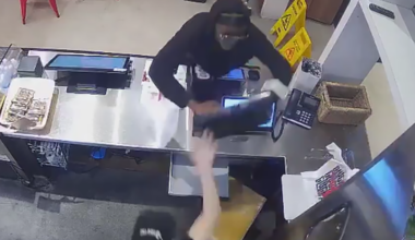 Video shows man shoving restaurant employee, taking register tray in Fort Lauderdale – NBC 6 South Florida