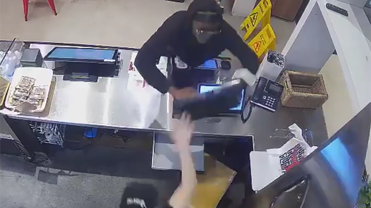 Video shows man shoving restaurant employee, taking register tray in Fort Lauderdale – NBC 6 South Florida