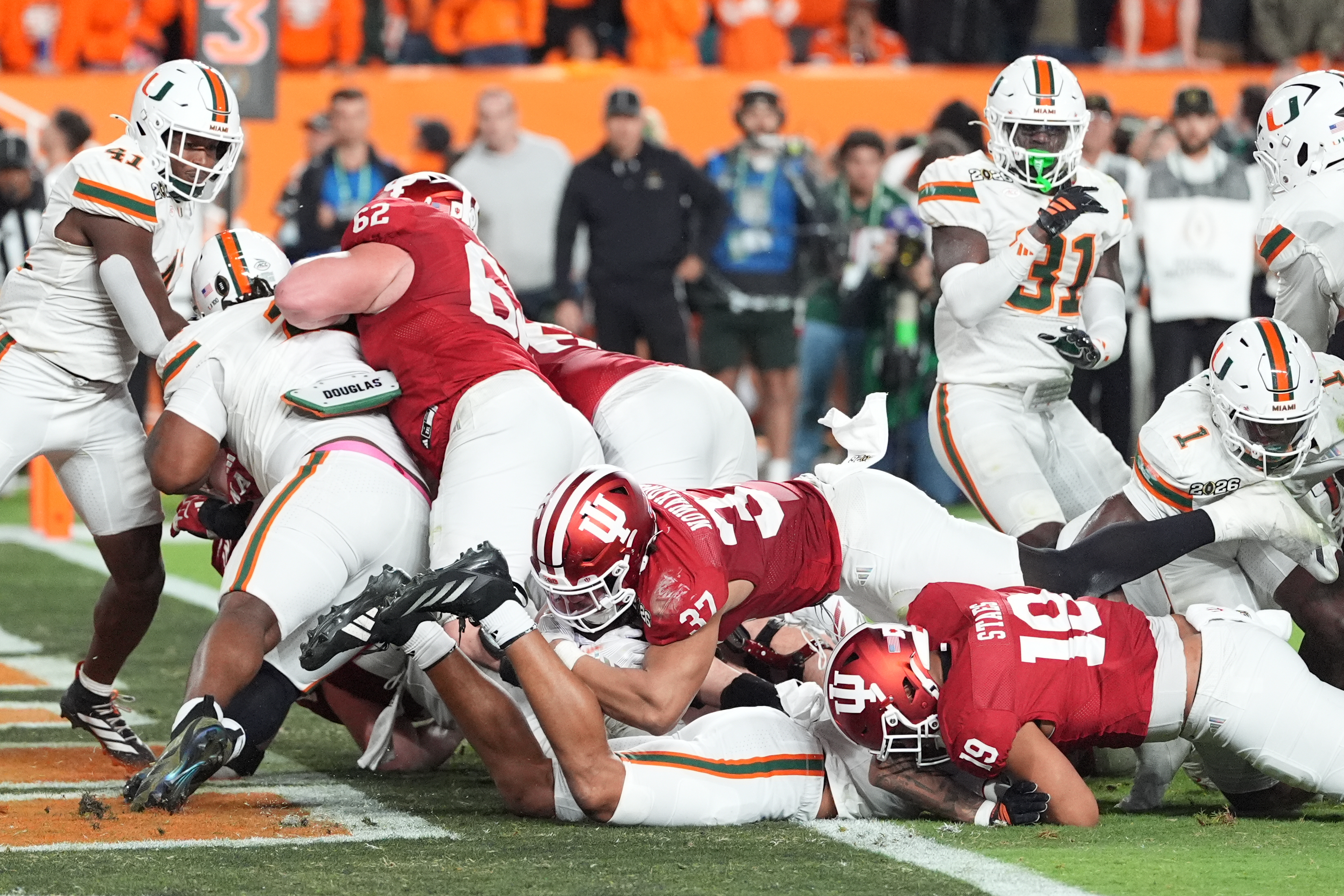 Indiana tight end Riley Nowakowski scores against Miami during the first half of the College Football Playoff national championship game, Monday, Jan. 19, 2026, in Miami Gardens, Fla. (AP Photo/Rebecca Blackwell)