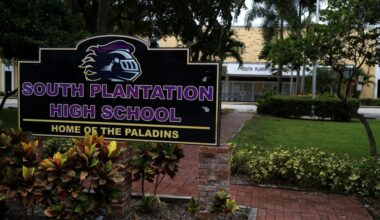 Broward teacher gave student gifts, affectionate note, report says