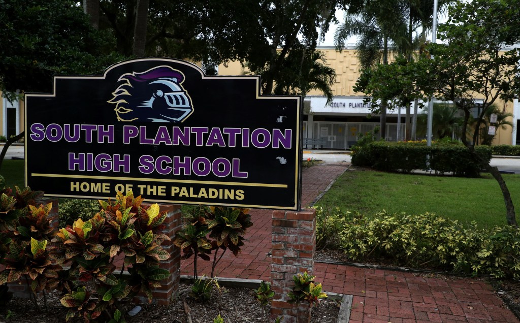 Broward teacher gave student gifts, affectionate note, report says