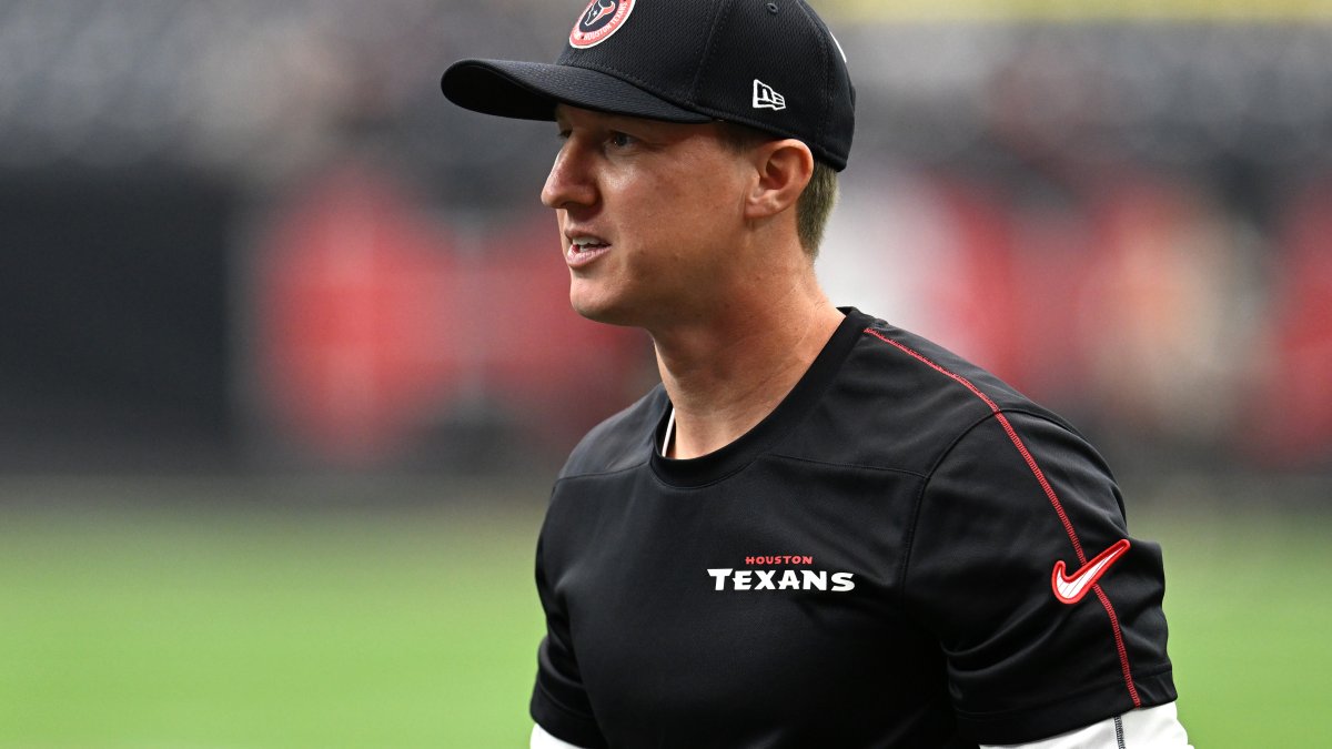 Bobby Slowik promoted to Dolphins offensive coordinator under new coach Hafley, AP source says – NBC 6 South Florida