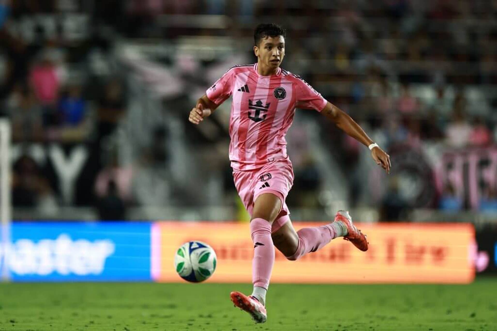 Tomás Avilés dribbles with the ball.