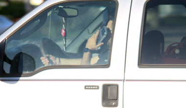 Florida bill would ban drivers from holding wireless devices